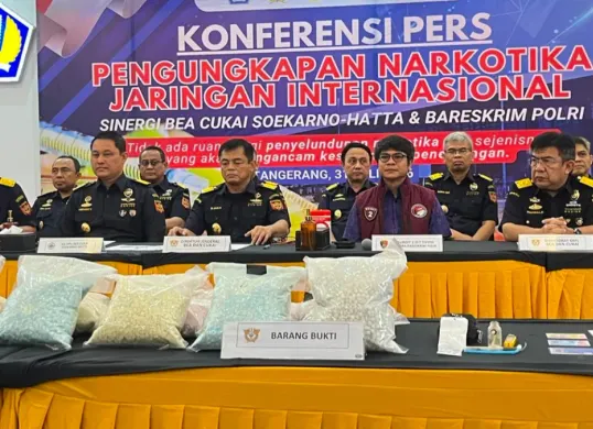 Direktorat Jenderal Bea dan Cukai bersama Bareskrim Polri menggelar konferensi pers terkait pilot maskapai asing warga negara Malaysia yang membawa narkoba, di Bandara Soekarno-Hatta, Tangerang, Jumat, 31 Juli 2026. (Sumber: Istimewa)