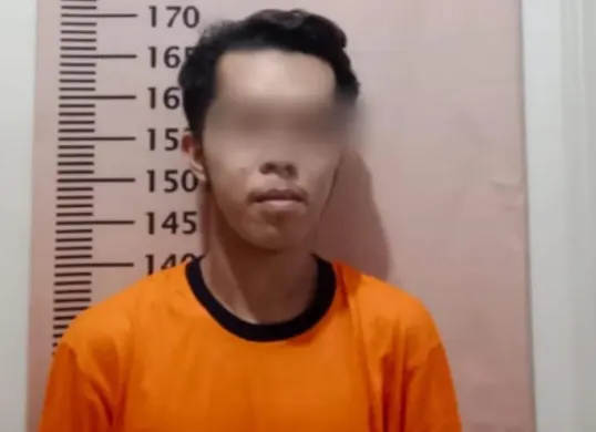 Potret pelaku berinisial BJ saat diamankan di Polsek Karawaci. (Sumber: Istimewa)