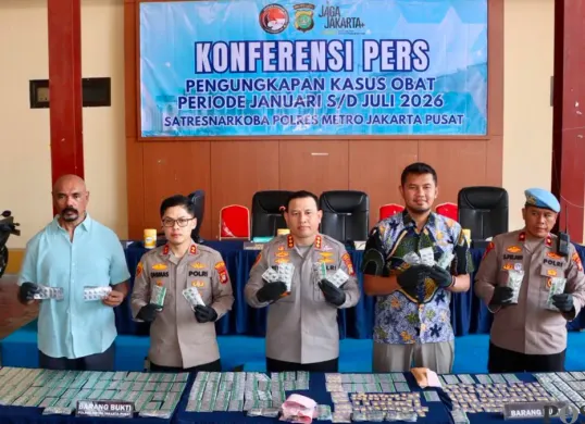 Polres Metro Jakarta Pusat mengungkap 68 kasus, menangkap 92 tersangka dan menyita sebanyak 118.494 butir obat keras dari Januari - Juli 2026. (Sumber: Poskota/Ali Mansur)