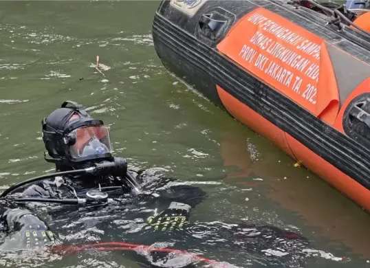 Proses pencarian korban tenggelam di Sungai Ciliwung, Lenteng Agung, Kecamatan Jagakarsa, Jakarta Selatan, Jumat, 31 Juli 2026. (Sumber: Dok. Basarnas)