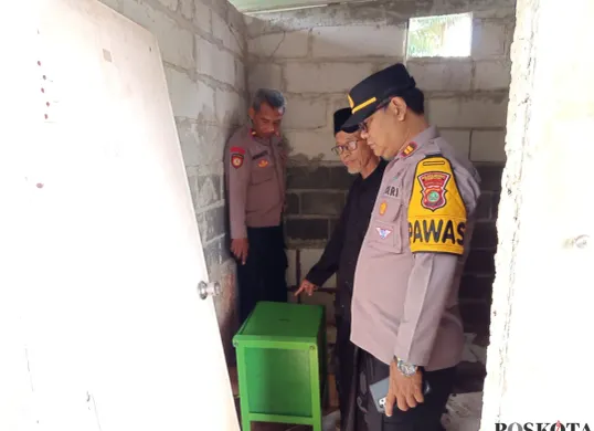 PENCURIAN - Anggota Polsek Sukmajaya di dampingi Ketua DKM Musala Al Falah, Kelurahan Kalibaru, Kecamatan Cilodong, Depok saat melakukan olah tempat kejadian perkara (TKP) pencurian kotak amal, Minggu (31/5/2026). (Sumber: angga pahlevi)