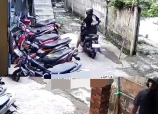 Aksi curanmor di wilayah Kebon Jeruk, Jakarta Barat, Senin, 1 Juni 2026. (Sumber: Istimewa)