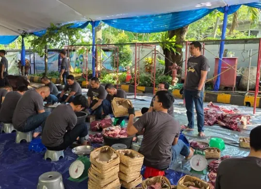 Manajemen PAMA saat menyalurkan hewan kurban kepada masyarakat di wilayah ring 1 Head Office (HO) PAMA. (Sumber: Istimewa)