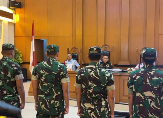 Terdakwa kasus penyiraman air keras kepada aktivis KontraS Andrie Yunus, saat menjalani sidang lanjutan di Pengadilan Militer II-08 Jakarta, Rabu, 3 Juni 2026. (Sumber: Istimewa)