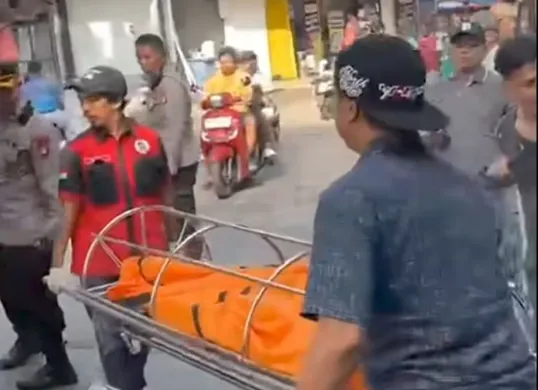 Petugas mengevakuasi jasad wanita yang ditemukan di dalam kamar kosan di Tanjung Priok, Jakarta Utara, Jumat (5/6/2026). Hingga saat ini Polisi tengah menyelidiki penyebab kematian korban, termasuk dugaan pembunuhan. (Foto: polsek tanjung priok)