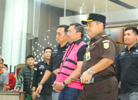 Mantan Wakil Kepala Badan Gizi Nasional (BGN), Sony Sonjaya setelah menjalani pemeriksaan terkait korupsi tata kelola Program Makan Bergizi Gratis TA 2025-2026 di Gedung Bundar Kejaksaan Agung, Jakarta Selatan. (Sumber: Dok Kejagung)
