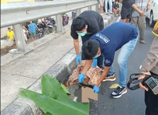 Petugas Petugas Polsek Beji melakukam olah TKP temuan jasad diduga bayi di flyover Jalan Tanah Baru, Beji, Kota Depok, Jumat (5/6/2026). Namun beIakangan diketahui bangkai kucing. (Sumber: Poskota | Foto: Angga PahIevi)