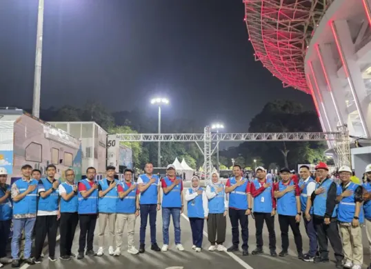 General Manager PLN UID Jakarta Raya, Moch. Andy Adchaminoerdin berfoto bersama personil siaga sebelum pertandingan digelar. (Sumber: PLN UID Jakarta)