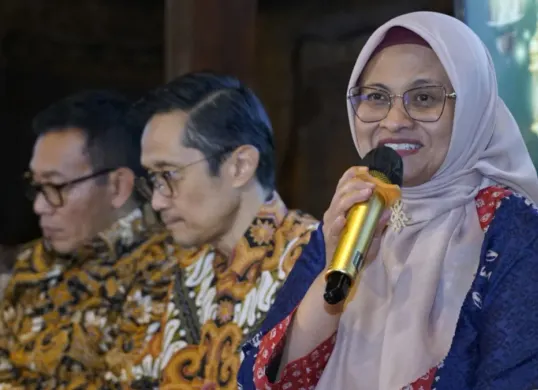 (Kiri ke kanan) Direktur Utama Telkom Dian Siswarini dan Direktur Legal & Compliance Telkom Andy Kelana pada agenda TelkomGroup Business Update yang diselenggarakan di Jakarta, pada Jumat (6/3). (Sumber: Istimewa)