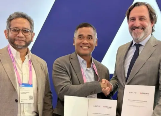 Penandatanganan Nota Kesepahaman antara Mitratel dan AALTO disaksikan oleh Direktur Strategic Business Development dan Portfolio Telkom Seno Soemadji (paling kiri). (Sumber: Istimewa)