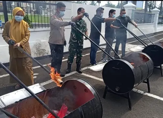 Jajaran Kejari Pandeglang saat melakukan pemusnahan barang bukti tindak pidana dengan cara dibakar, Selasa (9/6/2026). (Sumber: Poskota | Foto: Samsul Fatoni)