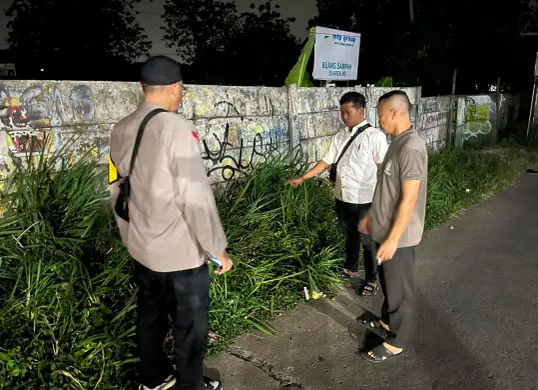 Anggota PoIsek Cinere meIakukan oIah TKP tawuran hingga mengakibatkan peIajar SMP terIuka parah di Maruyung, Depok. (Sumber: Poskota | Foto: Angga PahIevi)