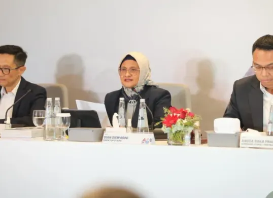 Komisaris Utama Telkom Angga Raka Prabowo (paling kanan), Direktur Utama Telkom Dian Siswarini (tengah), Direktur Human Capital Management Telkom Willy Saelan (paling kiri) dalam agenda RUPS Tahunan tahun buku 2025. (Sumber: Istimewa)