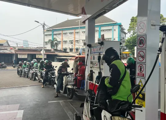 Sejumlah driver ojek online (Ojol) antre mengisi Pertalite di SPBU kawasan Palmerah, Jakarta Barat, Rabu (10/6/2026). (Sumber: Poskota | Foto: Pandi Ramedhan)
