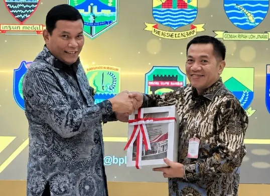 Bupati Karawang, Aep Syaepuloh menerima opini WTP dari BPK atas LKPD Tahun 2025 di Kantor BPK Jawa Barat, Kota Bandung, Selasa, 9 Juni 2026. (Sumber: Dok. Istimewa)