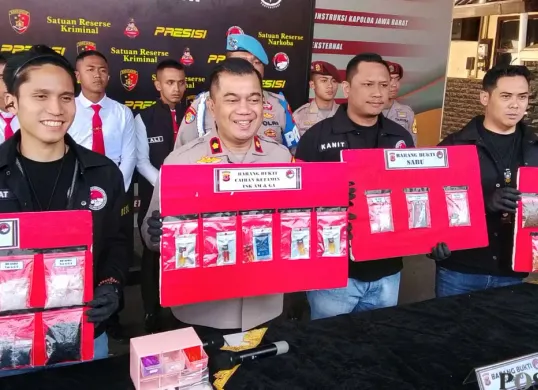 Wakapolres Cimahi, Kompol Zulkarnaen menunjukan barang bukti narkotika ketamin cair di Mapolres Cimahi, Rabu, 10 Juni 2026. (Sumber: Poskota/Gatot Poedji Utomo)