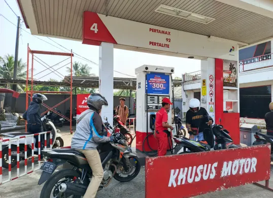 Pengendara sepeda motor mengantre untuk mengisi BBM jenis Pertalite di kawasan Sawangan, Depok, Jawa Barat, Rabu (10/6/2026). (Sumber: Poskota | Foto: AIi Mansur)
