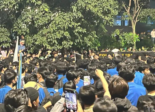 Massa aksi yang hendak berunjuk rasa di kawasan Bunderan HI, Jakarta Pusat, tertahan di kawasan Jalan Jenderal Sudirman, Jumat, 12 Juni 2026.(Sumber: Poskota/ Pandi Ramedhan)