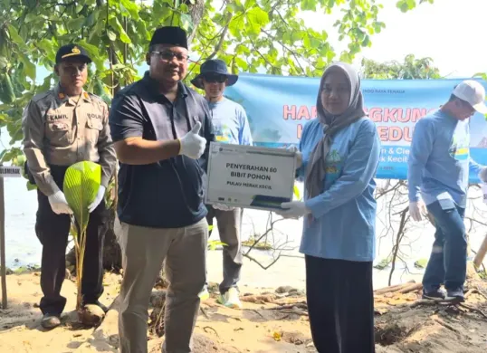 Direktur Keuangan PT Indonesia Power Renewables, Laila Haerani secara simbolis menyerahkan bibit pohon kepada Camat Pulo Merak Hoero Sanjaya. (Sumber: Indonesia Power Renewable)