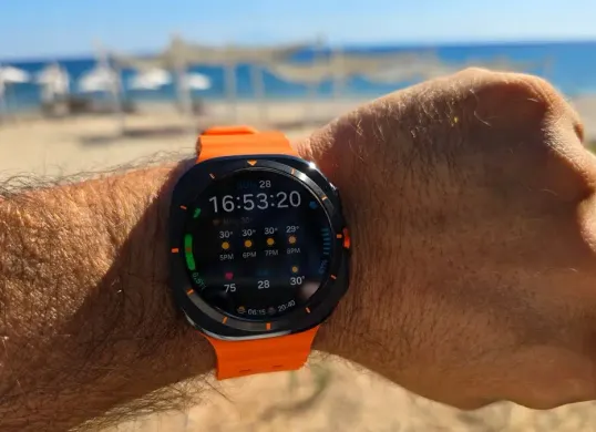 Bocoran Samsung Galaxy Watch Ultra 2 mengungkap peningkatan kapasitas baterai hingga 35 persen serta penggunaan chipset Snapdragon Wear Elite yang diklaim lebih hemat daya dan bertenaga. (Sumber: Youtube/@Velian Spech Tech)