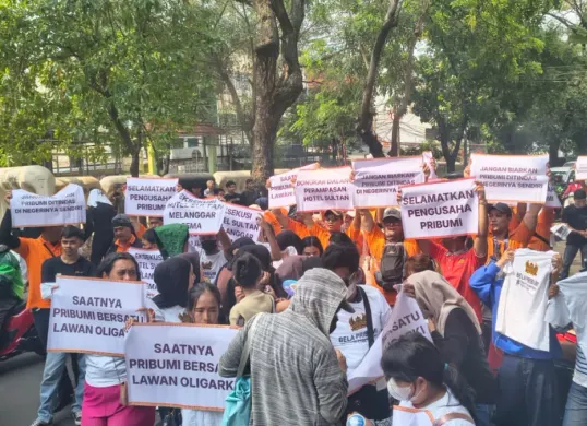 Koalisi Sipil Pembela Pengusaha Pribumi menggelar aksi unjuk rasa bertajuk “Pribumi Bersatu, Tolak Eksekusi Hotel Sultan” di depan Pengadilan Negeri Jakarta Pusat, Jalan Bungur Besar Raya, Senin, 15 Juni 2026. (Sumber: Istimewa)