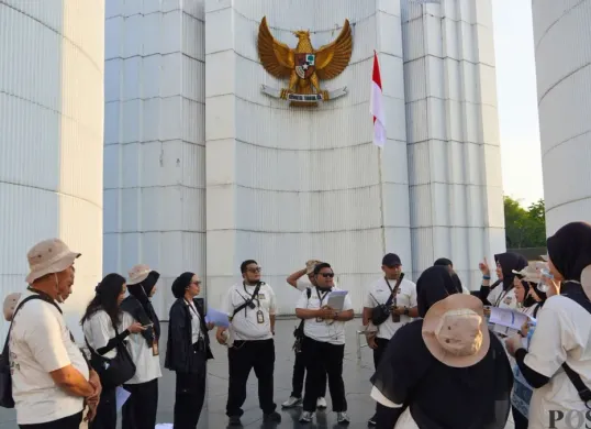 Peserta menyambangi Monumen Juang Rakyat Jawa Barat, Jalan Dipatiukur, Kota Bandung, Senin, 15 Juni 2026. (Sumber: Poskota/Gatot Poedji Utomo)