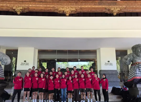 Manajer Tim Indonesia, Kombes Pol Fitria Mega (tengah) bersama para atlet Indonesia PB.Forki serta Atlet Karate Polri di Bali Nusa Dua Convention Center (BNDCC). (Sumber: Isimewa)
