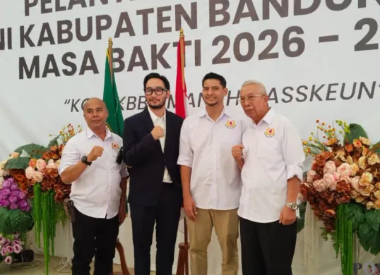 Ketua Koni Bandung Barat, Tobias Ginanjar (kedua kanan), bersama Bupati Bandung Barat (kedua kiri), dalam kegiatan pelantikan pengurus Kono periode 2026-2030. (Sumber: Poskota/Gatot Poedji Utomo)