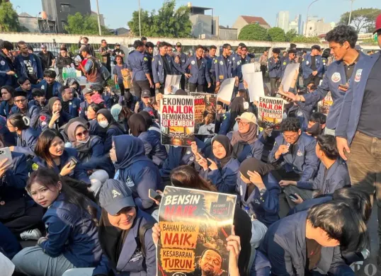 Mahasiswa dari sejumlah Universitas di Jakarta berunjuk rasa di depan Gedung DPR/MPR RI, Jakarta Pusat, untuk menyampaikan aspirasi terhadap situasi bangsa, Jumat, 19 Juni 2026. (Sumber: Poskota/ Pandi Ramedhan)