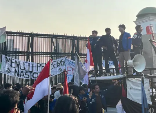 Mahasiswa dari sejumlah Universitas di Jakarta berunjuk rasa di depan Gedung DPR/MPR RI, Jakarta Pusat, untuk menyampaikan aspirasi terhadap situasi bangsa, Jumat, 19 Juni 2026. (Sumber: Poskota/Pandi Ramedhan)