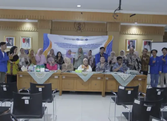Kegiatan pelatihan pengembangan usaha frozen food dan pemasaran digital dari Universitas Esa Unggul kepada  anggota PKK Kelurahan Meruya Selatan. (Sumber: Istimewa)