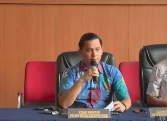 Kasat Reskrim Polres Metro Jakarta Pusat AKBP Roby Heri Saputra (tengah) saat memberikan keterangan pers terkait insiden dugaan perempokan emas gram di Menteng, Jakarta Pusat. (Sumber: Poskota/Ali Mansur)