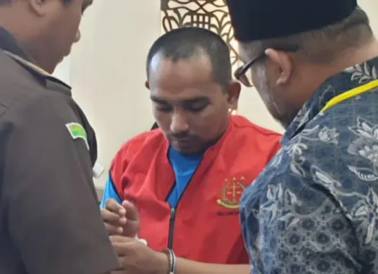 Terdakwa kasus ujaran kebencian Dedi Saputra saat mengikuti persidangan di PN Banda Aceh, Rabu, 17 Juni 2026. (Sumber: Istimewa)