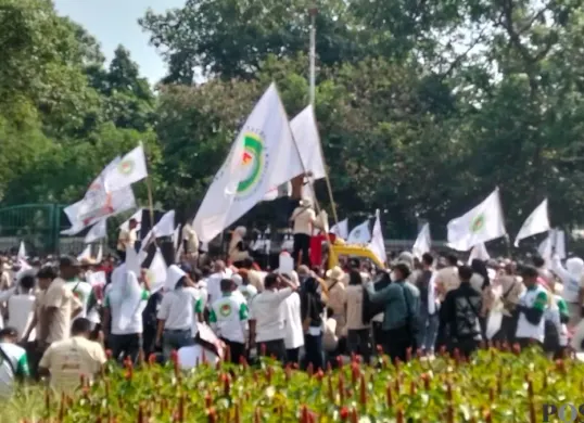 Potret aksi damai di kawasan Patung Kuda, Jakarta Pusat, Jumat, 19 Juni 2026 yang mendukung program Presiden Prabowo Subianto. (Sumber: Poskota/M. Tegar Jihad)