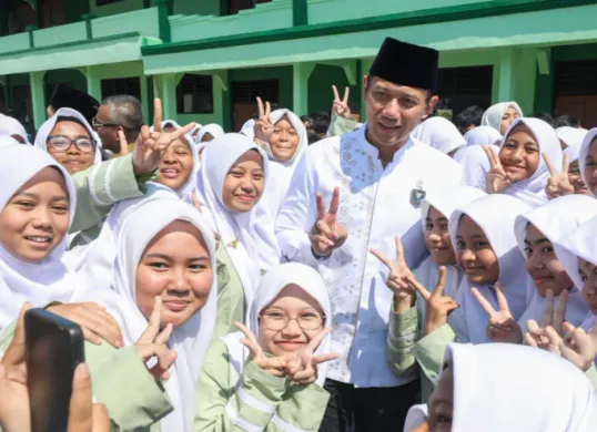 Potret Menteri Koordinator Bidang Infrastruktur dan Pembangunan Kewilayahan Agus Harimurti Yudhoyono (AHY) bersama siswi MTsN 1 Kota Bogor. (Sumber: Istimewa)