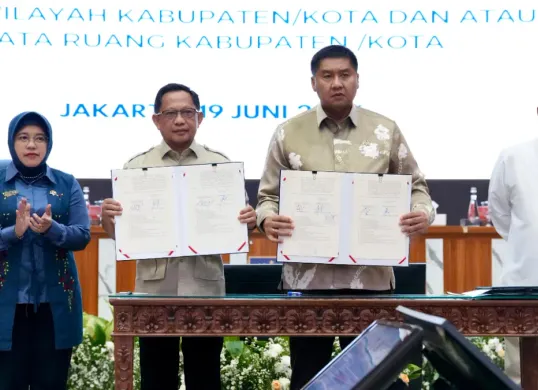 Menteri Dalam Negeri (Mendagri) Tito Karnavian (tengah) bersama Menteri Perumahan dan Kawasan Permukiman (PKP) Maruarar Sirait (tengah). (Sumber: Istimewa)