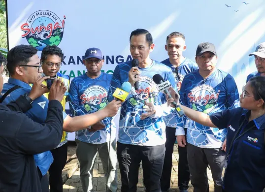 Menko AHY saat meluncurkan Gerakan Ayo Muliakan Sungai (AMS) dan menyusuri Sungai Ciliwung di kawasan Cibinong, Kabupaten Bogor, Jawa Barat, Jumat, 19 Juni 2026. (Sumber: Dok. Kemenko Infra)