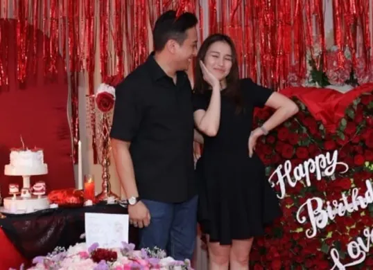 Kemunculan sosok Muhammad Kevin Gusnadi di perayaan ulang tahun ke-34 pedangdut Ayu Ting Ting kembali memicu spekulasi mengenai hubungan keduanya. (Sumber: Instagram/ayutingting92)