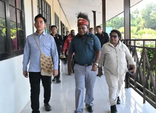 Wamendagri Ribka Haluk mendampingi Wakil Presiden Gibran Rakabuming Raka dalam kunjungan kerja ke Distrik Ransiki, Kabupaten Manokwari Selatan, Papua Barat, Sabtu, 20 Juni 2026. (Sumber: Dok. Kemendagri)