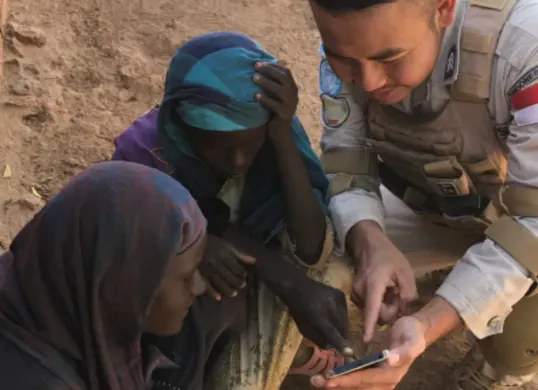 Ipda Mohamad Irfan Fauzi saat mengajar anak-anak membaca Al-Qur'an di sela-sela misi perdamaian PBB di Sudan. (Sumber: Istimewa)