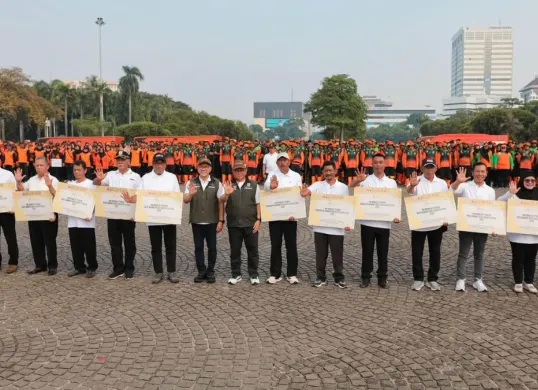 Perwakilan RW menerima penghargaan atas keberhasilannya menerapkan pemilahan dan pengelolaan sampah di kawasan Monas, Tanah Abang, Jakarta Pusat. (Sumber: Dok. Pemprov Jakarta)