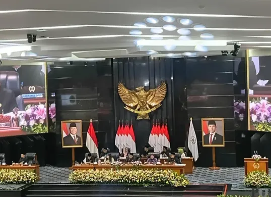Ketua DPRD DKI Jakarta Suhud Alynudin saat memimpin rapat paripurna Memperingati Hari Ulang Tahun (HUT) ke-499 Kota Jakarta di gedung DPRD DKI Jakarta pada Senin, 22 Juni 2026. (Sumber: Poskota/M.Tegar Jihad)