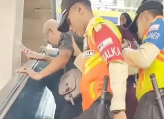 Sejumlah calon penumpang kereta dilaporkan terjatuh saat menggunakan eskalator menuju peron jalur 6 dan 7 di Stasiun Bekasi, Kota Bekasi, Selasa, 23 Juni 2026. (Sumber: Instagram/@infobekasi)