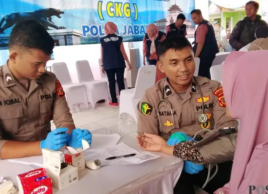 Kegiatan bakti kesehatan di Desa Pasirlangu, Kecamatan Cisarua, Kabupaten Badung Barat, Selasa, 23 Juni 2026. (Sumber: Poskota/Gatot Poedji Utomo)