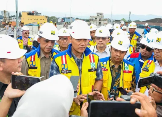 Menko Infra AHY saat peresmian 1.151 km jalan daerah secara simbolis di Kabupaten Sampang, Jawa Timur, Selasa, 23 Juni 2026. (Sumber: Dok. Kemenko Infra)