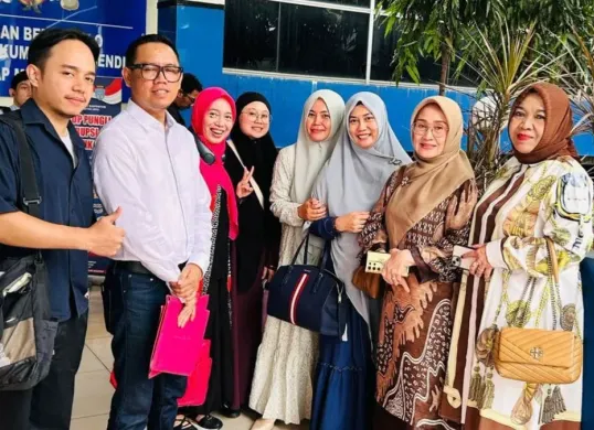 Jemaah jemaah umrah melaporkan penyelenggara perjalanan atas dugaan dugaan tindak pidana penipuan dan pemerasan ke Polda Metro Jaya, Kamis, 25 Juni 2026. (Sumber: Dok. Istimewa)