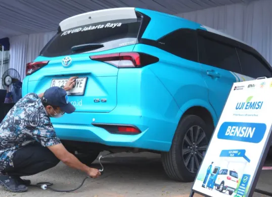 Petugas melakukan pengujian emisi pada salah satu kendaraan dinas operasional berbahan bakar bensin milik PLN UID Jakarta Raya. (Sumber: PLN UID Jakarta Raya)