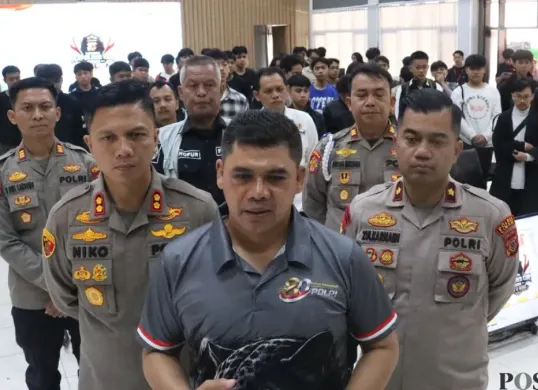 Kabid Humas Polda Jabar Kombes Pol Hendra Rochmawan (tengah) memberikan pernyataan kepada awak media di Mako Polres Cimahi, Minggu, 28 Juni 2026. (Sumber: Poskota/Gatot Poedji Utomo)