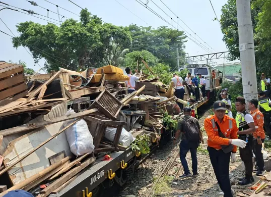 Petugas KAI dan unsur pemerintah menertibkan bangunan  liar di sepanjang bantaran rel Stasiun Pasarsenen–Pasar Gaplok, Jakarta Pusat. (Sumber: pt kereta api indonesia (kai))