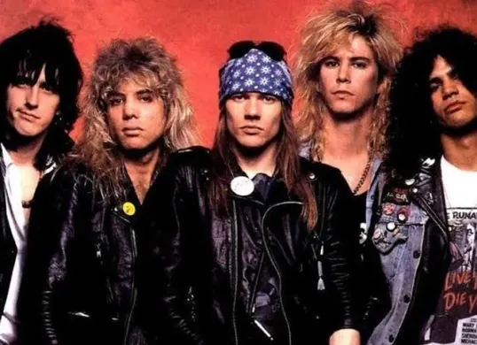 Guns N' Roses saat tampil di atas panggung. Band rock legendaris ini dijadwalkan kembali menggelar konser di Stadion Madya Gelora Bung Karno, Jakarta, pada 21 November 2026. (Sumber: Instagram)